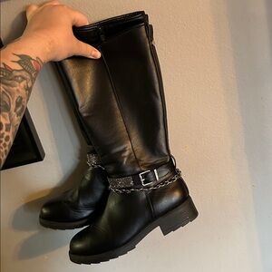 Elegant Black Heeled Boots with Chain Accent